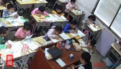 “湖南一老师被反映上课时玩手机麻将”，教育局回应：发生在两年前
