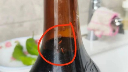 海天酱油现活蛆！客服回应：酱油开封后，吸引蝇虫叮咬产虫了