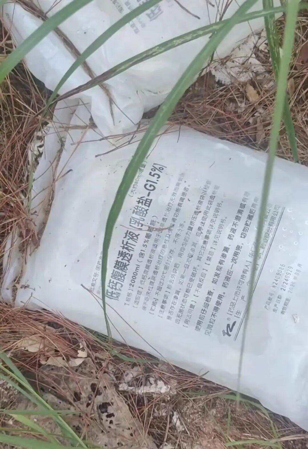 江西一树林发现大量被丢弃药品 官方通报