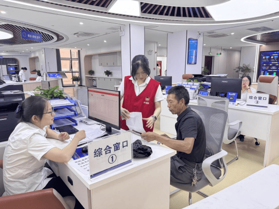 江西修水：小赣事主动帮 服务群众安心办
