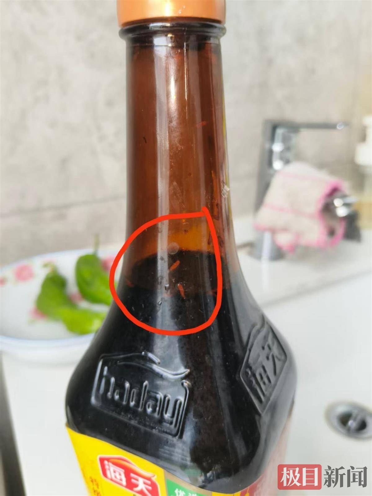 海天酱油现活蛆？客服回应：酱油开封后，吸引蝇虫叮咬产虫了