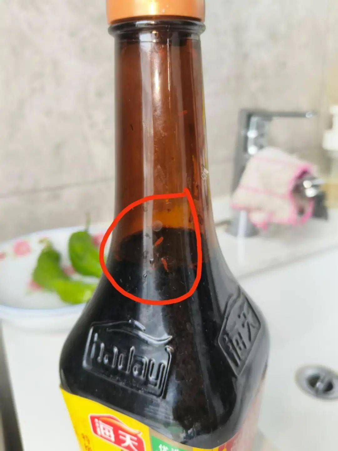 海天酱油现活蛆！客服回应：酱油开封后，吸引蝇虫叮咬产虫了