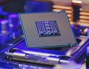 股票滚动市盈率已显著高于行业，源杰科技称销售收入受多种因素影响